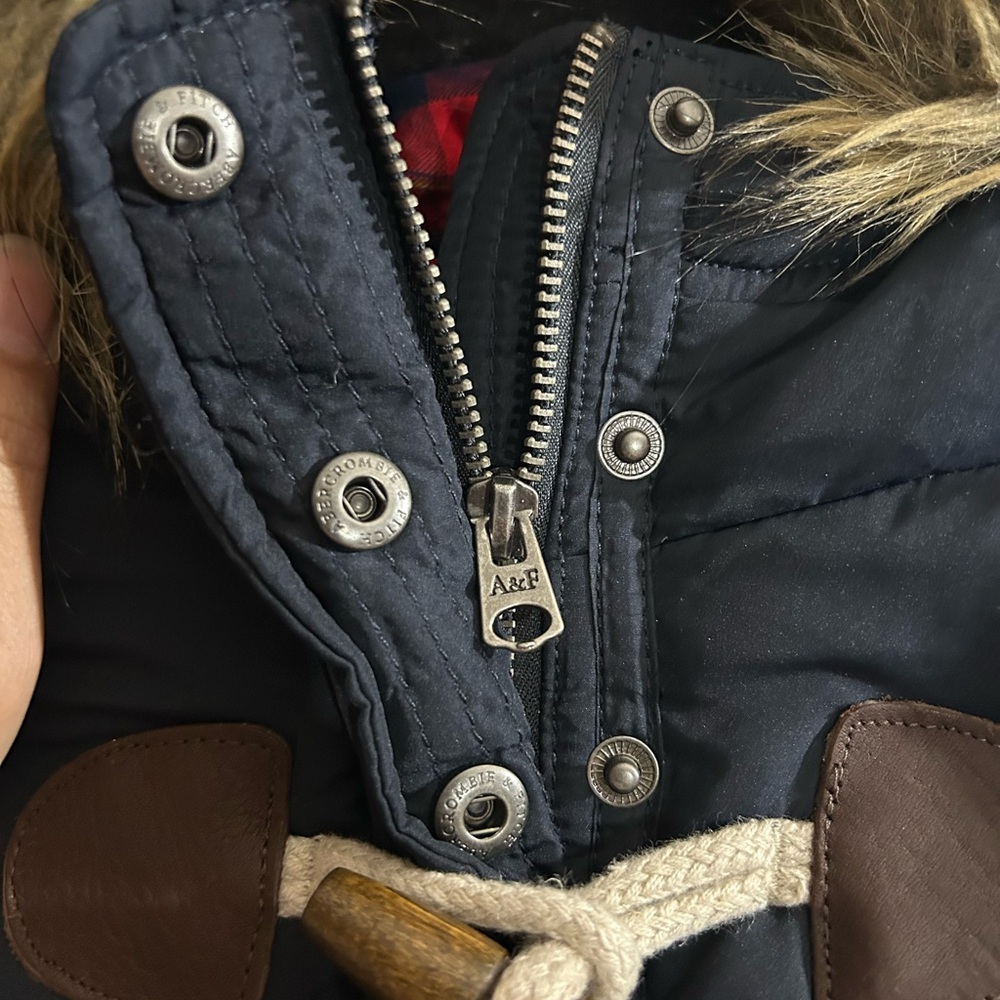 Abercrombie & Fitch down filled toggle front vest with fur hood - Picture 2 of 12